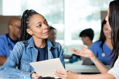 ভদ্রমহিলা একজন উপদেষ্টার সাথে শুনছেন