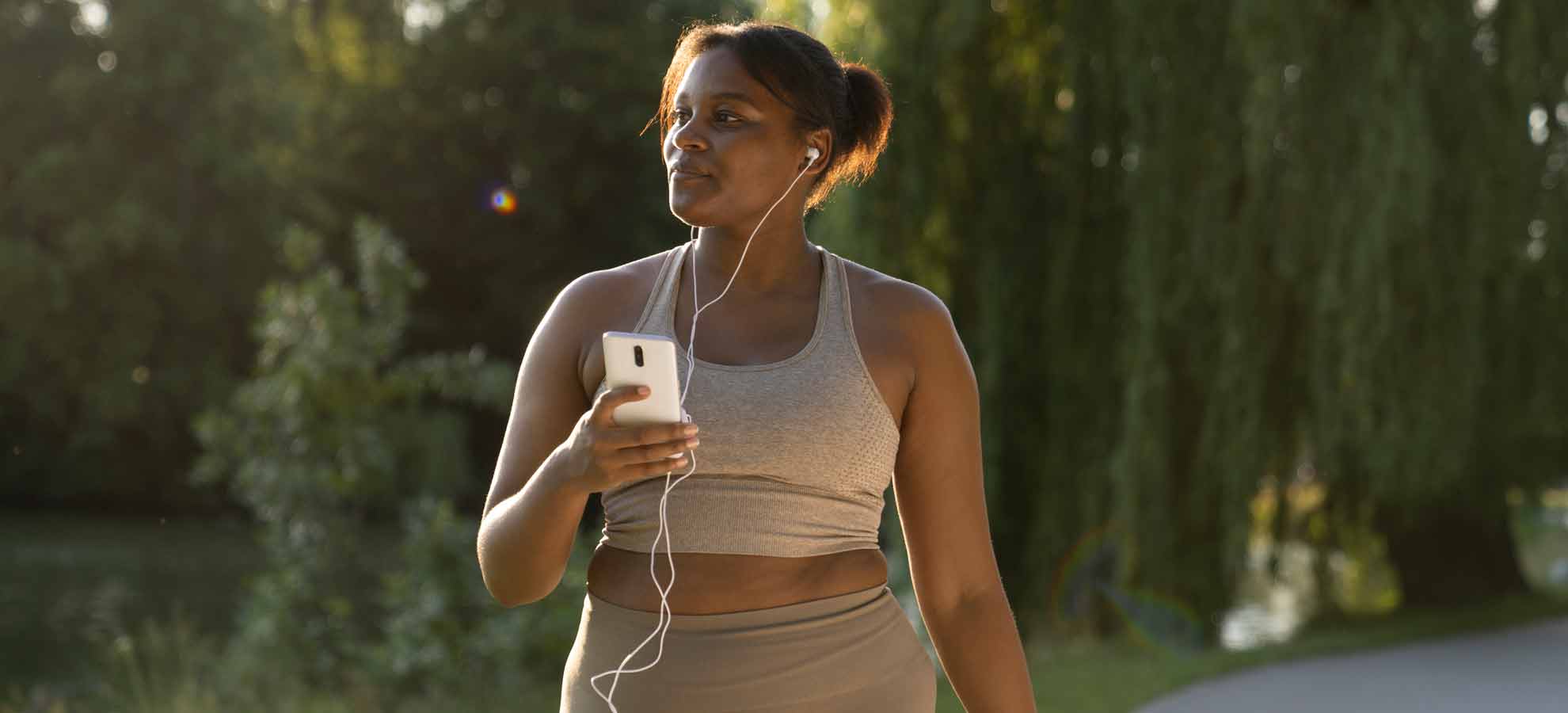 Grupa starszych spacerowiczów w lesie i śmiejących się