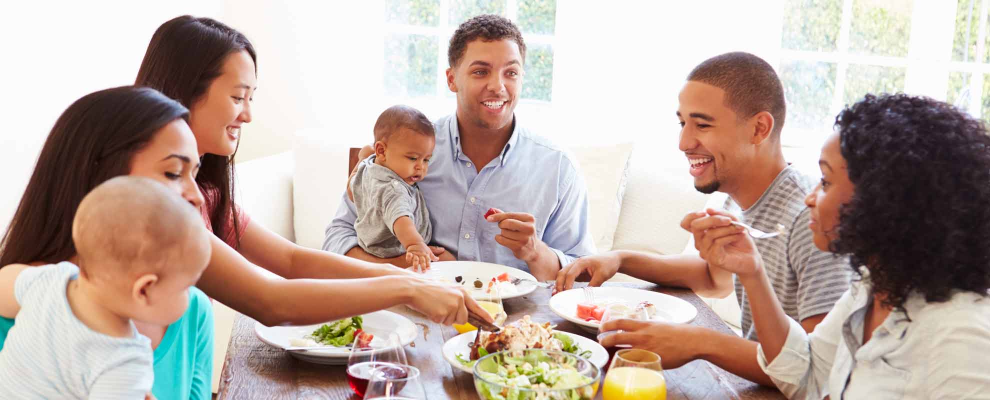 Rodzina uśmiecha się i je zdrowy posiłek