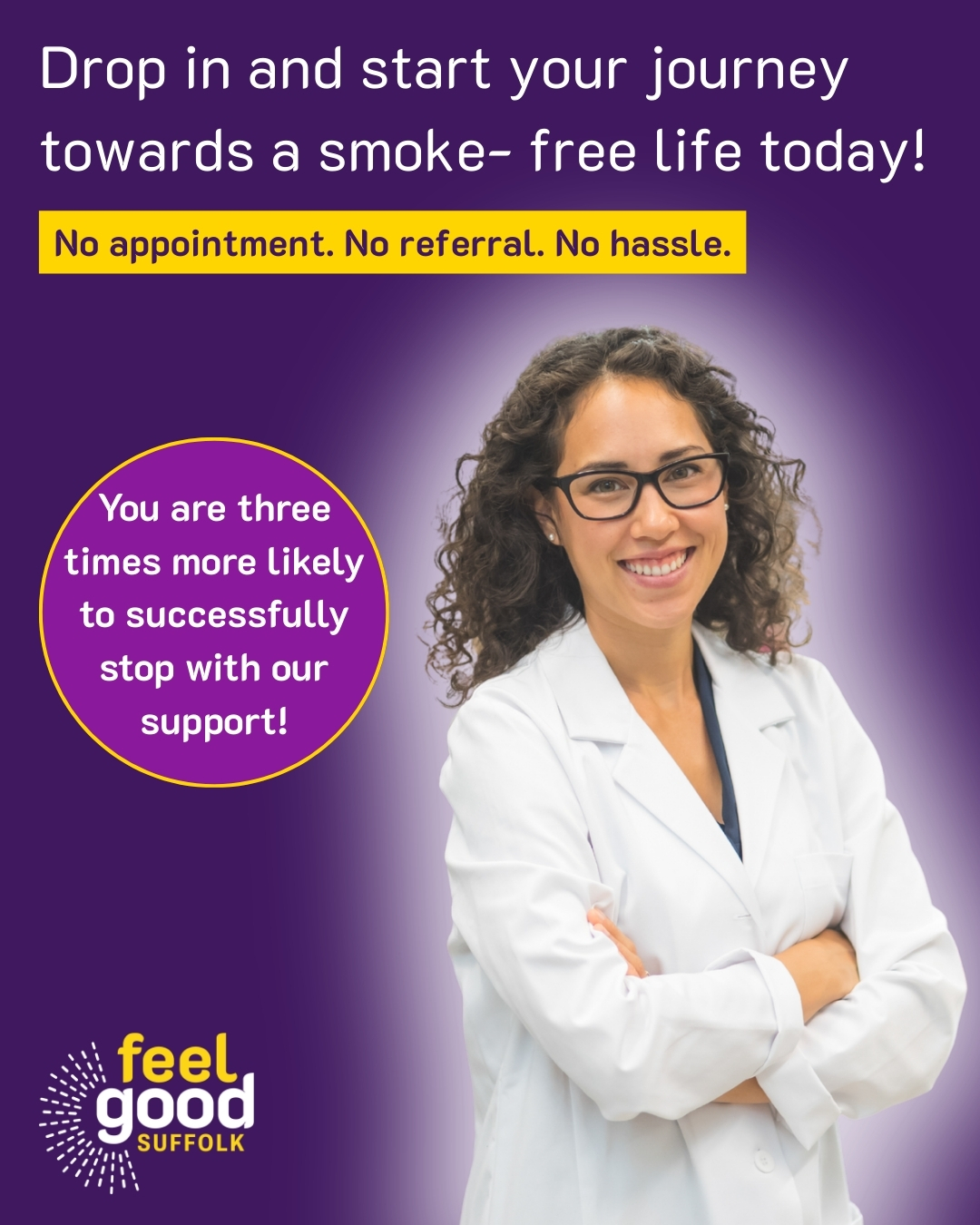 Farmacêutica uniformizada sorri para a câmera com os braços cruzados. Texto complementar sobre o contrato da farmácia.